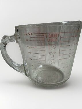 Vintage Pyrex 532 4 cup 1 Quart 32 oz Measuring Cup Red Block Letter D-Handle